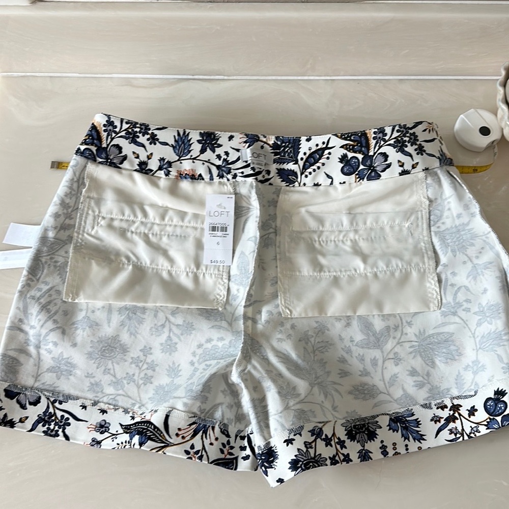 Loft SHORTS White blue flowers SZ 6 4” inseam zipper clasp button short QUALITY - Picture 10 of 15
